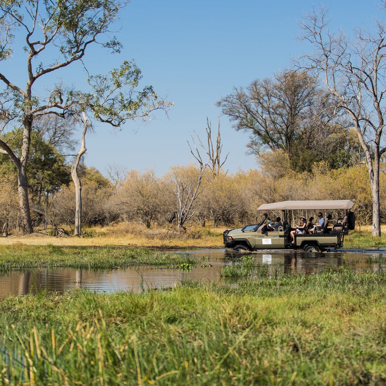 Machaba Camps_Guided 4x4 river crossing_Okavango Delta safari experience_Mtembezi African Safaris Guided 4x4 river crossing_Okavango Delta safari experience_Mtembezi African Safaris